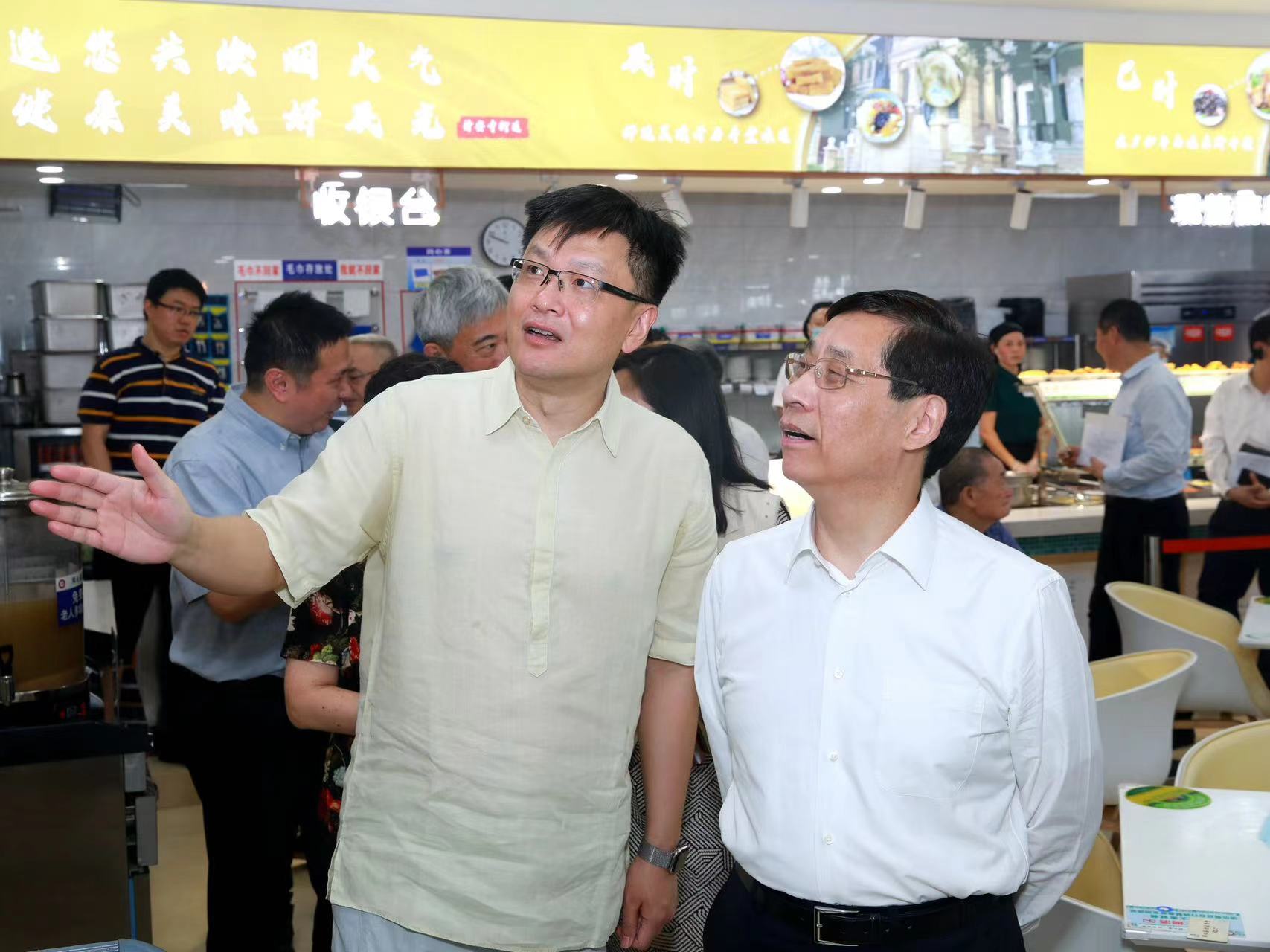 实地考察静安寺街道社区党群服务中心