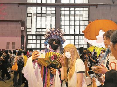 BW现场,粉丝与戏曲造型的coser(角色扮演者)合影。 张熠 摄
