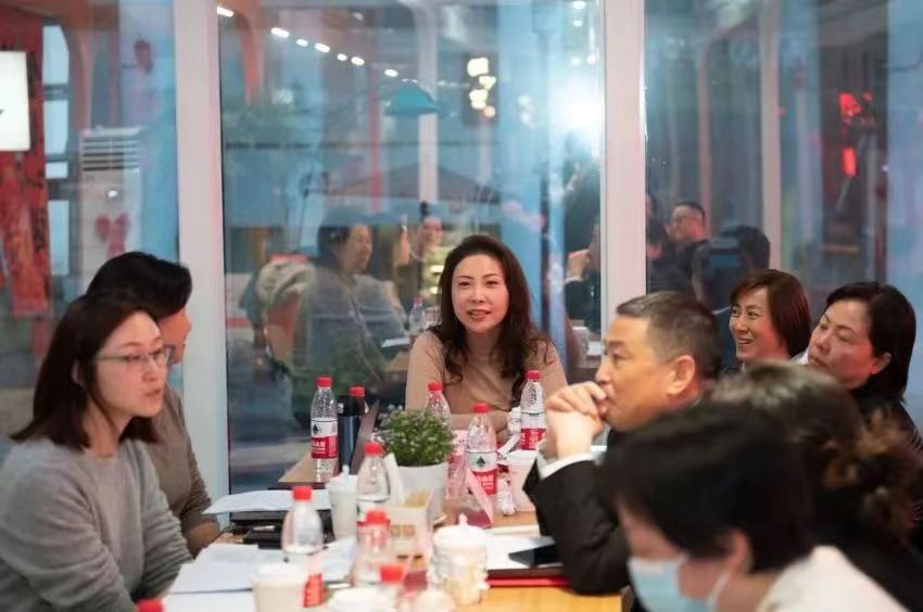 围绕如何提升广场街区治理能级,委员展开热议