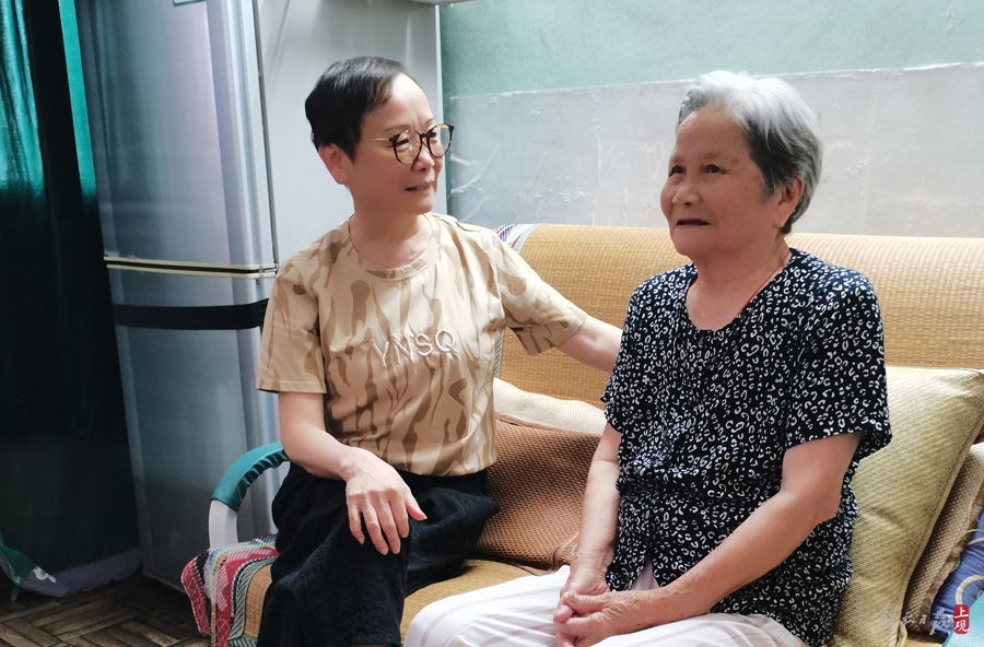 65岁的江建萍每日都会上门看望88岁的顾秀娣