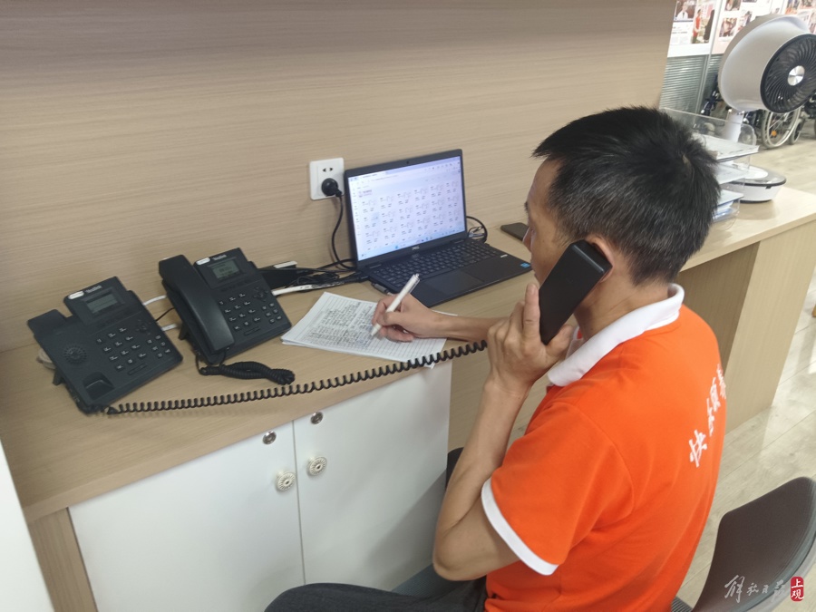 “老年人应急服务中心”值班人员在在接听老人打来的电话