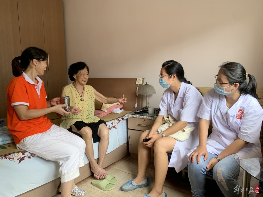 一位高龄独居阿婆前一天在家突感不适,向“老年人应急服务中心”求助,值班人员赶到后,为其做了体征检查,安抚了老人情绪,发现老人并无大碍。第二天,值班人员再一次上门回访老人,查看她的身体情况。