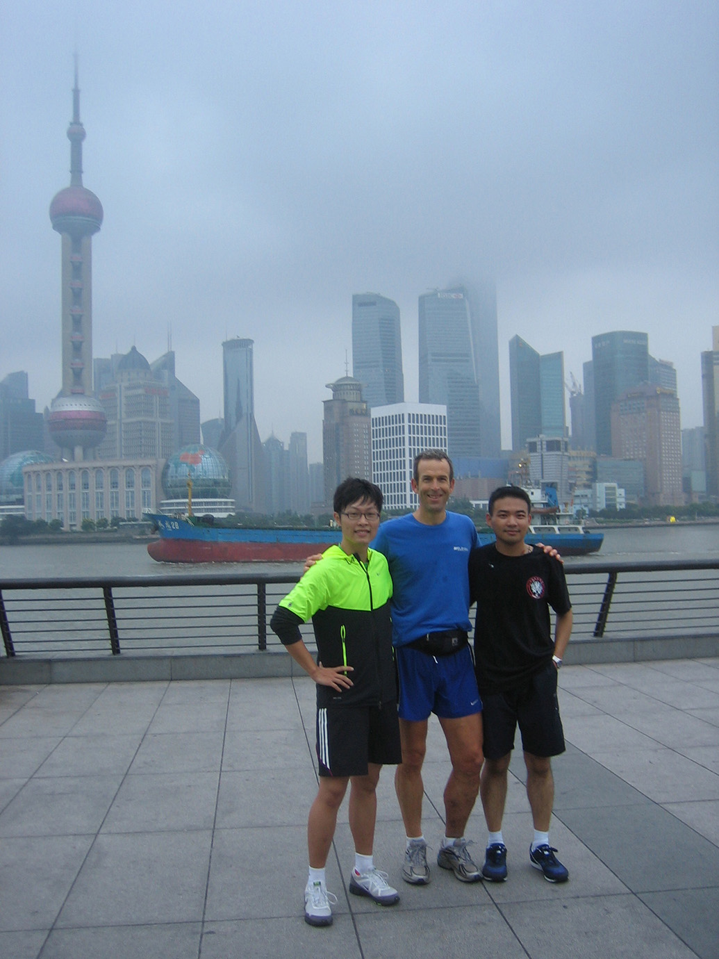 2011年，李伦一（右一）和同学邀请Chris&nbsp;Garcia一起跑到外滩。