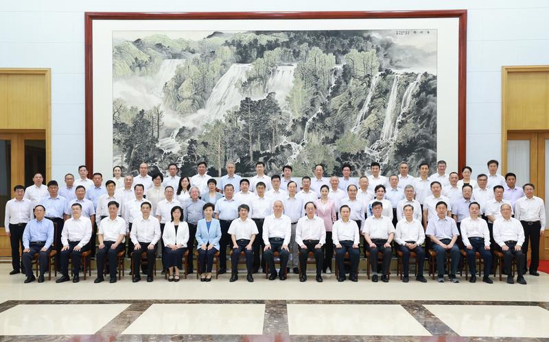 8月3日,受习近平总书记委托,中共中央政治局常委、中央书记处书记蔡奇在北戴河看望暑期休假专家,代表党中央、国务院向全国各条战线、各个领域的广大专家人才致以诚挚问候。 新华社记者 王晔 摄