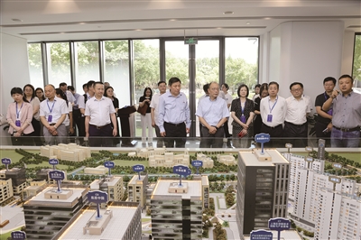 图为民革市委专项民主监督调研组在杨浦区湾谷科技园展示大厅实地调研 张小乐 摄