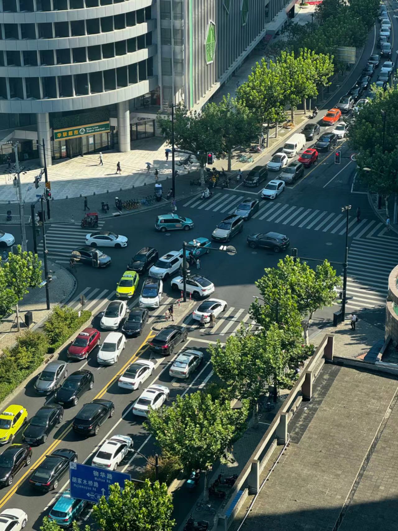 8月5日早高峰时段,海拉尔路通州路口道路拥堵。受访者 供图