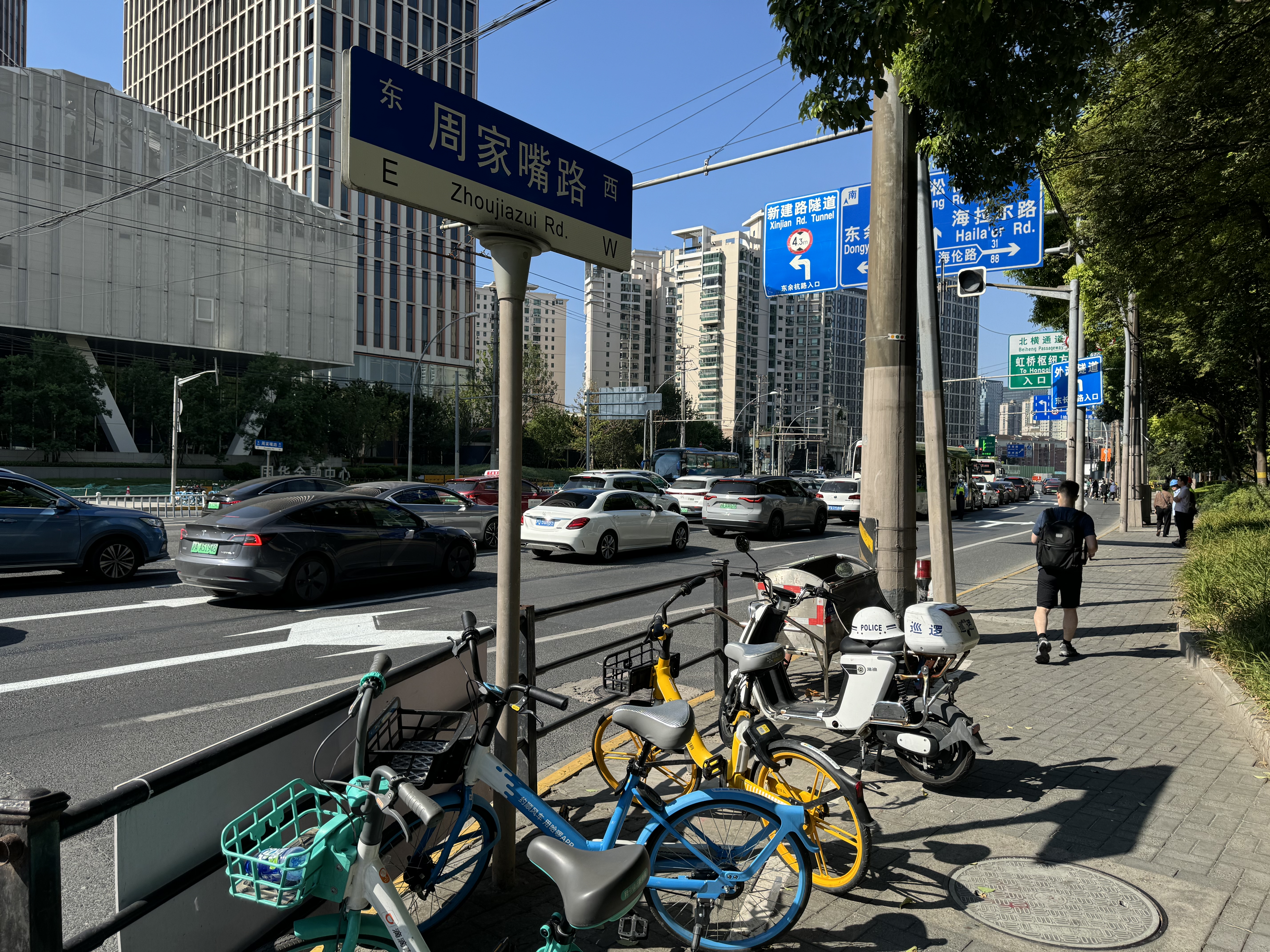 8月6日早高峰时段,周家嘴路东向西至新建路口最右车道已调整。澎湃新闻记者 徐亦嘉 图