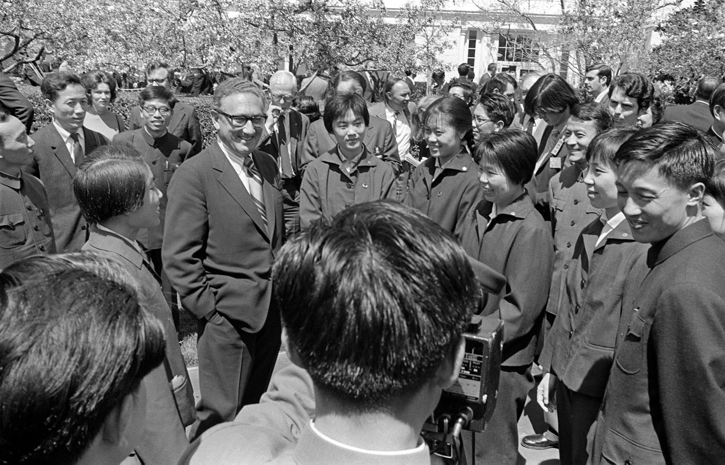 这是亨利·基辛格在美国华盛顿白宫和中国乒乓球运动员交谈(1972年4月18日摄)。新华社发