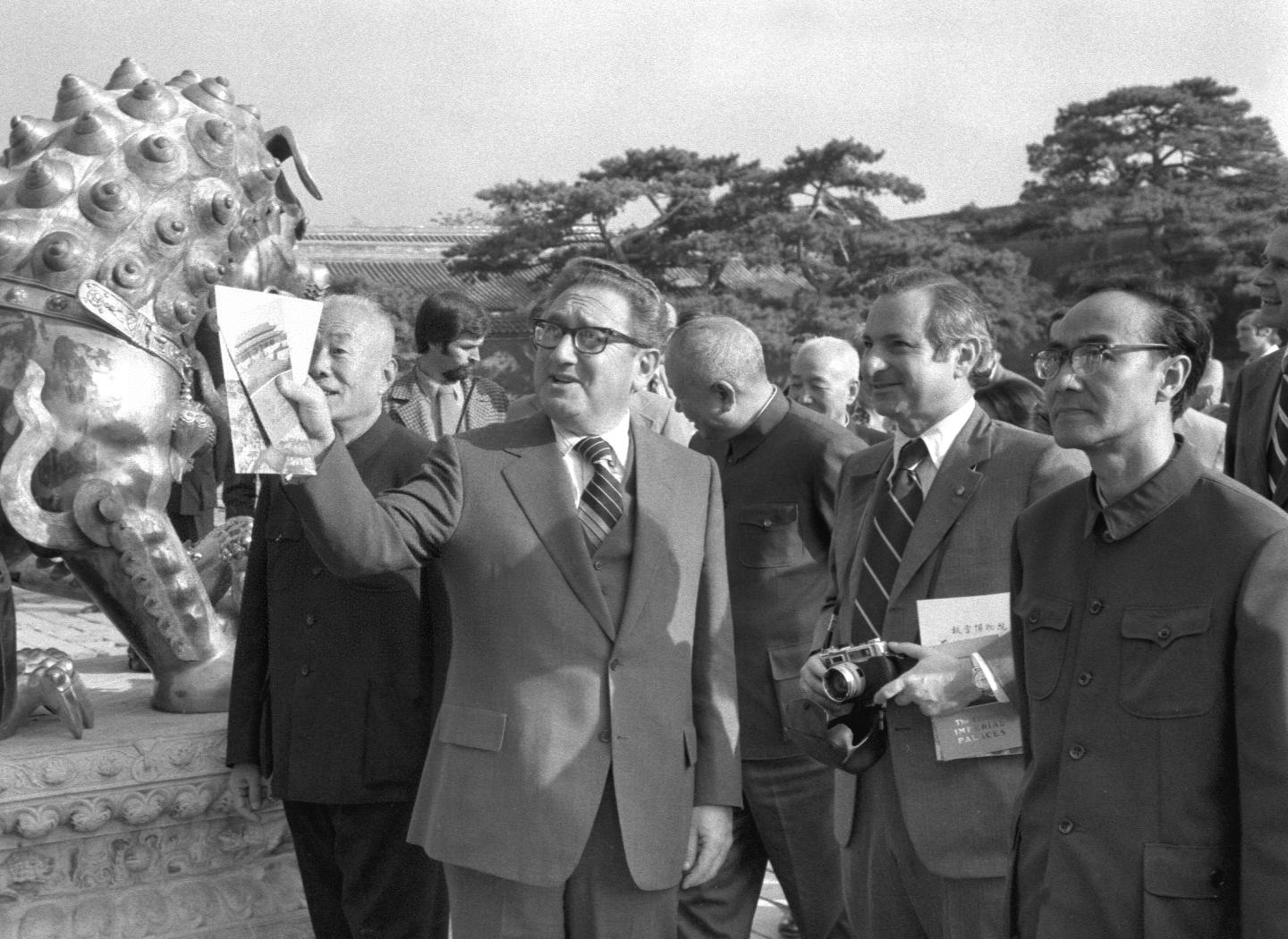 这是亨利·基辛格等美国客人在北京参观故宫博物院(1975年10月20日摄)。 新华社发