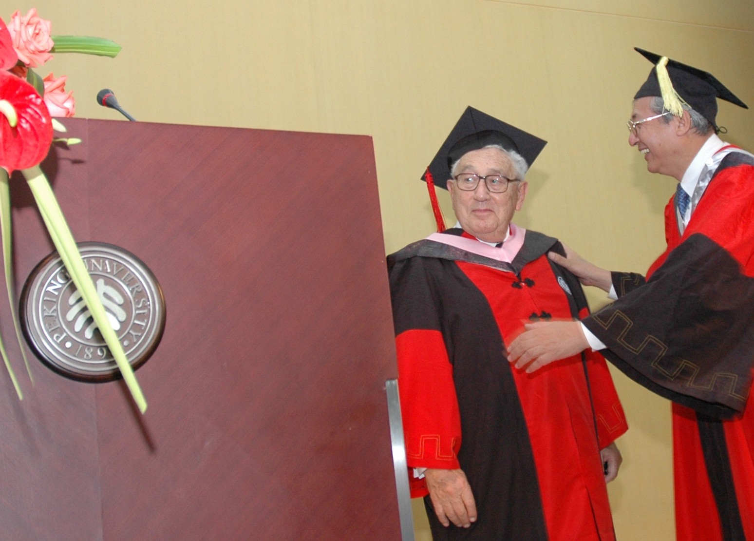 2006年10月10日,北京,美国前国务卿基辛格参加北京大学授予其名誉博士学位的仪式。