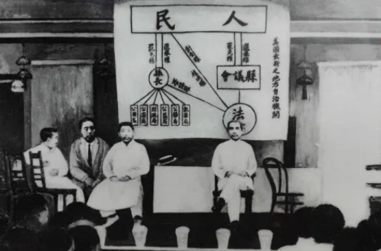 1916年7月17日，孙中山在张园发表演说（左为黄兴，右为孙中山）