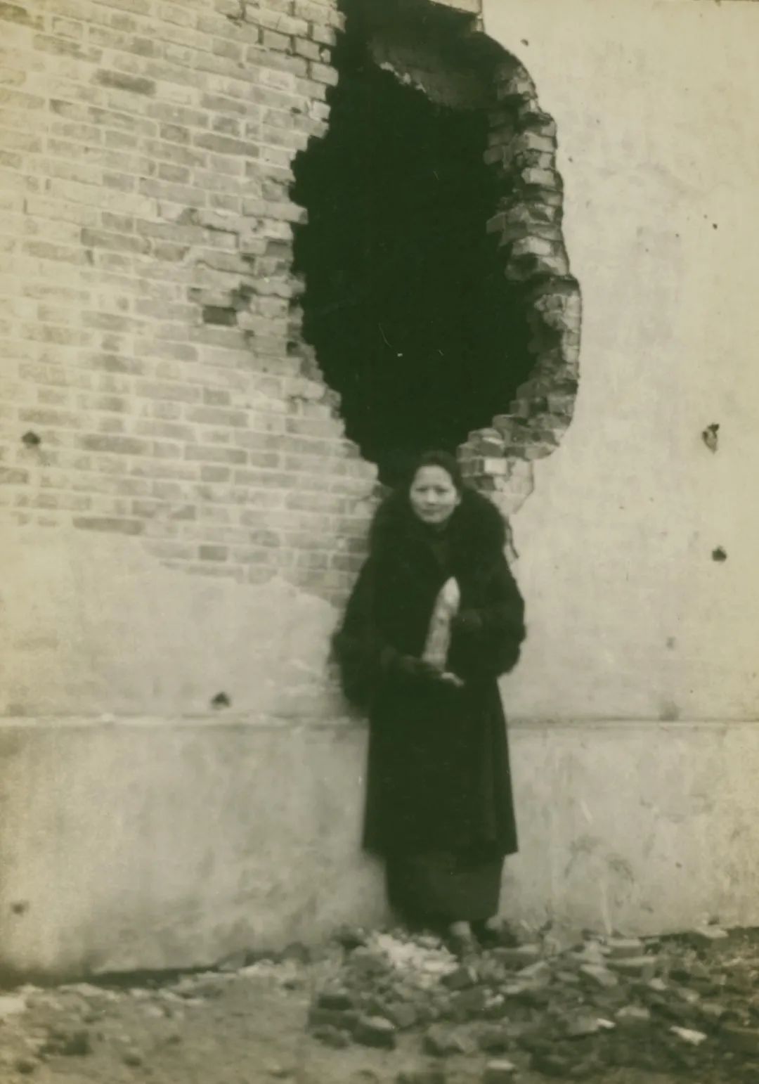 1932年2月6日,宋庆龄在真如前线手持未爆炸的敌弹留影,表示抗战到底的决心