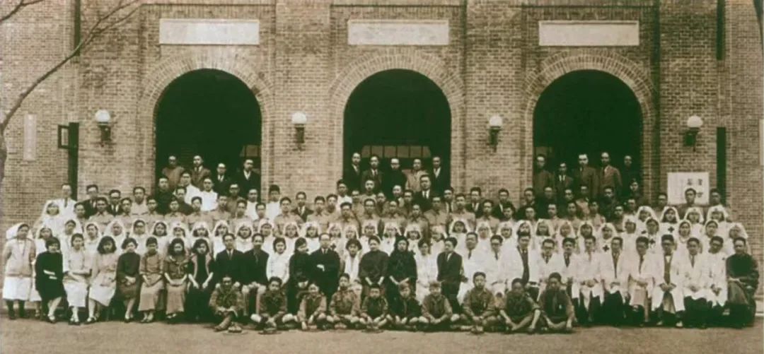 1932年宋庆龄与国民伤兵医院全体职员合影(二排居中者为宋庆龄,宋庆龄左侧为何香凝,右侧第五人为杨杏佛。)
