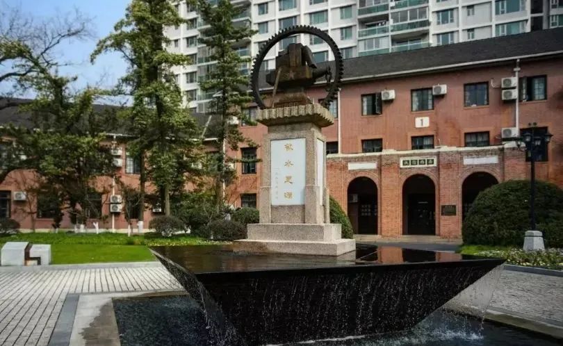 如今的执信西斋门口竖立着1933年由1930届校友发起建造的“饮水思源”纪念碑