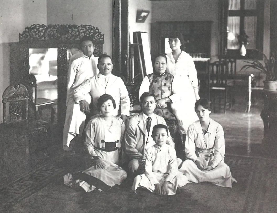 宋氏全家合影前排:宋子安;二排左起:宋蔼龄、宋子文、宋庆龄;后排左起:宋子良、宋耀如、倪珪贞、宋美龄