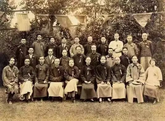1924年5月5日,国民党上海执行部人员合影。第三排左二为毛泽东(来源:中国共产党第一次全国代表大会纪念馆官网)