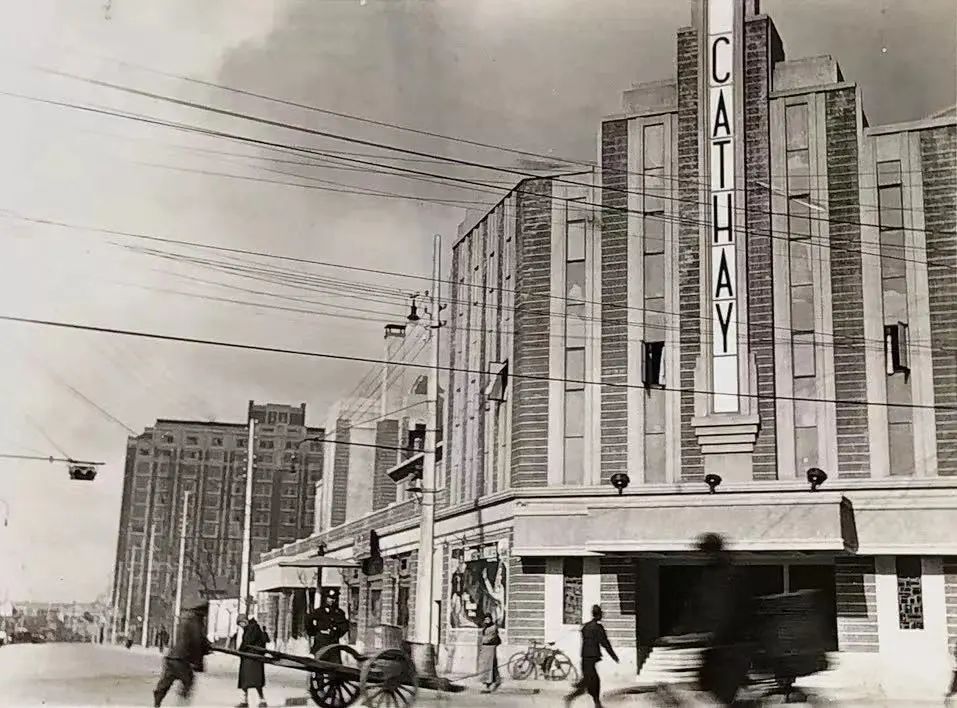 1932年霞飞路(今淮海中路)、迈尔西爱路(今茂名南路)路口的国泰大戏院(来源:上海市黄浦区档案局“黄浦记事”微信公众号)