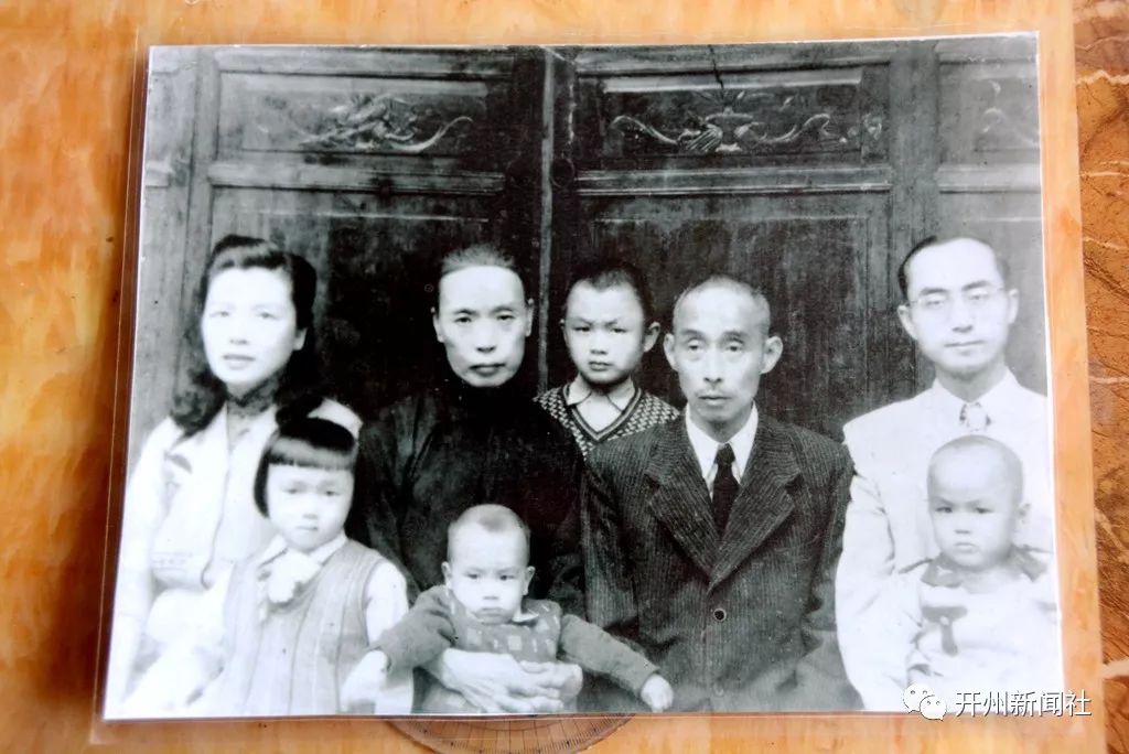皮家大合影,拍摄于1949年。皮仲和(右上)抱着皮佑杰(右下)