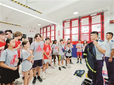 图为营员们参观上海虹口消防救援站。龚荷 摄