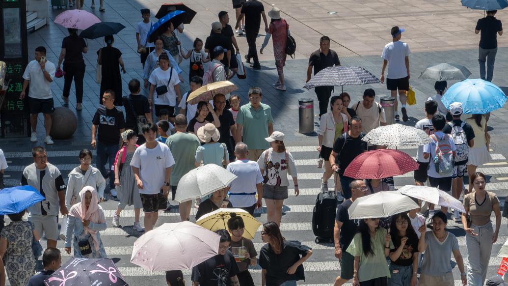 2024年8月6日，上海，高温天气里，南京路步行街上游客众多，酷热天气里游兴不减。