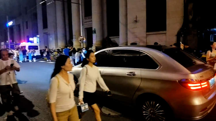 九江路上的游客