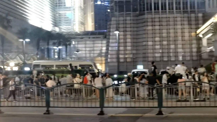 金茂大厦附近的上街沿,站着很多拍照的游客