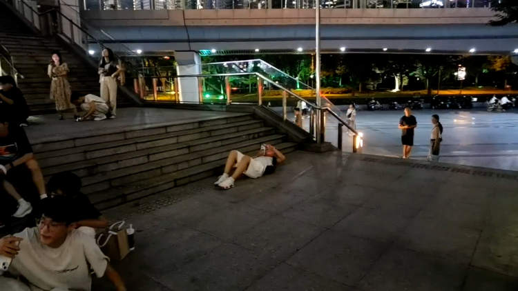 一些游客选择躺在地上拍照