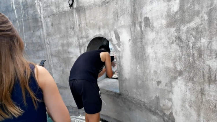 沙美大楼7楼露台,拍摄者需要扎马步半蹲着拍摄
