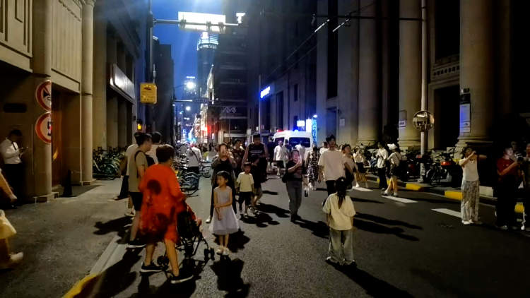九江路上拍照、游览的人群