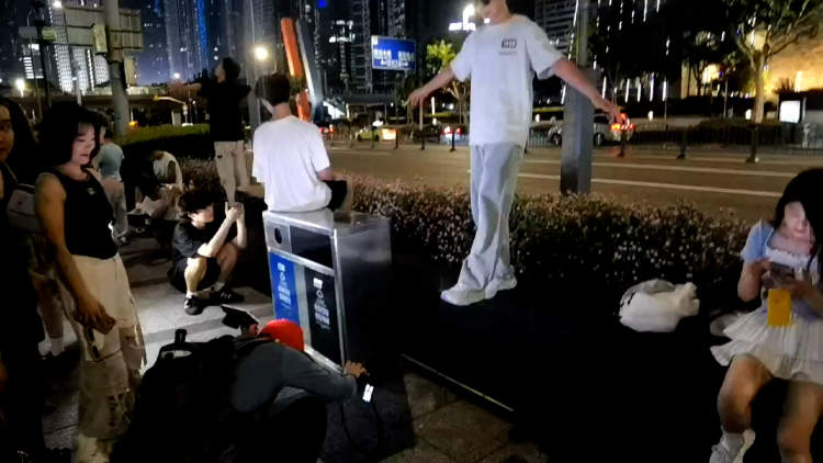 手持灯具的摄影师为游客拍照