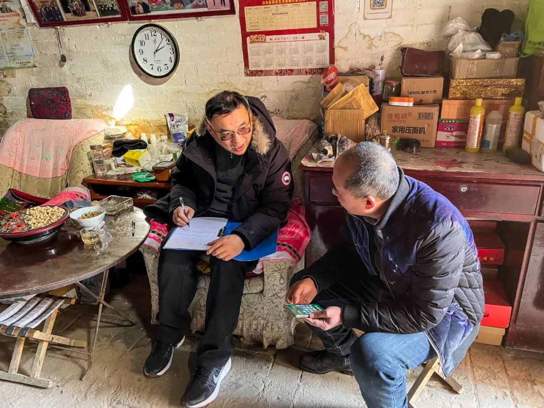 胡志民和农民工在家中交流