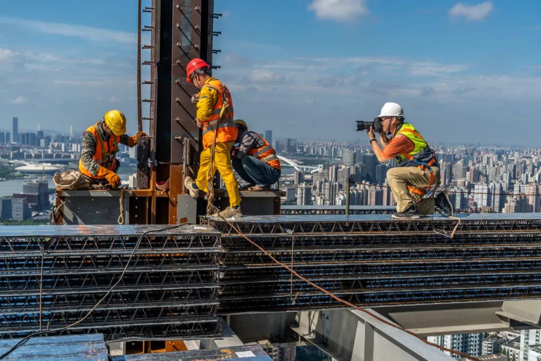 胡志民在高楼拍摄现场