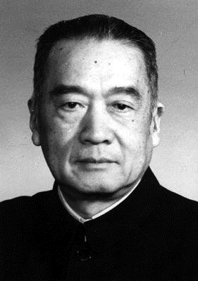 胡子昂,时年82岁,号称“钢铁大王”。1945年参与民建组建工作。1949年出席中国人民政治协商会议第一届全体会议。时任全国政协副主席,全国人大常委会委员、民建中央副主任委员、全国工商联副主任委员。