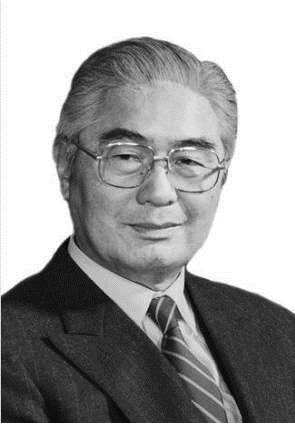 荣毅仁,时年63岁,曾有纺织大王、面粉大王和红色资本家之称。1950年加入民建。时任全国政协副主席,全国人大常委会委员、民建中央副主任委员、全国工商联副主任委员。