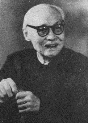 周叔弢,时年88岁,人称“天津水泥大王”;1949年出席中国人民政治协商会议第一届全体会议。时任全国人大常委会委员、天津市政协副主席、天津工商联主任委员。