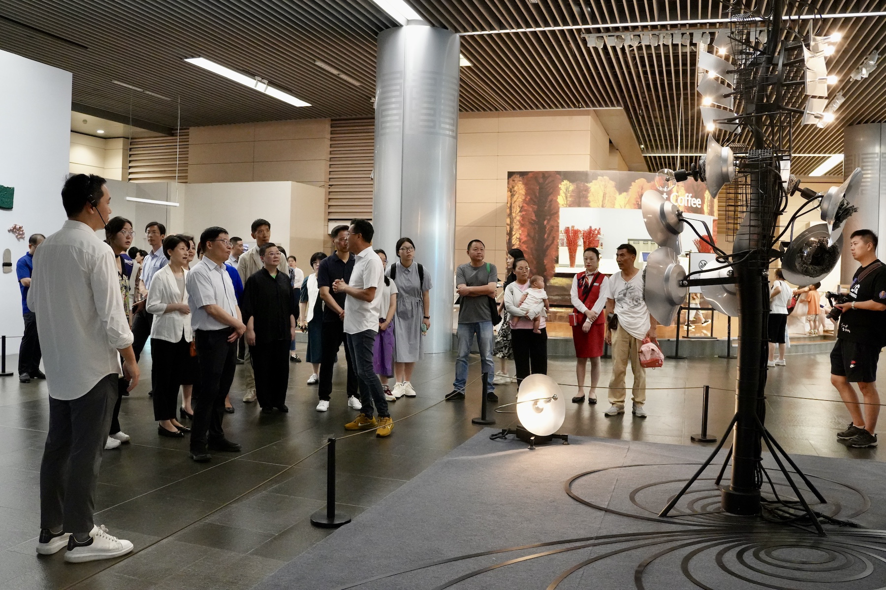 裝置藝術(shù)等展品呈現(xiàn)出中國(guó)美術(shù)多樣化的發(fā)展態(tài)勢(shì)