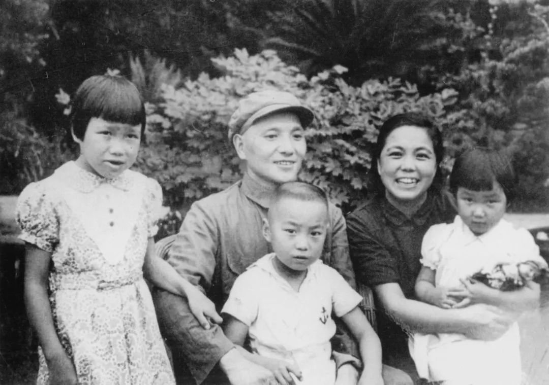 上海解放初期,邓小平一家在上海住地的留影