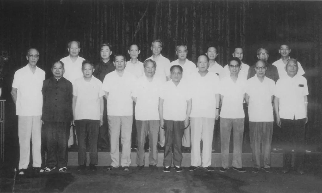 1979年,邓小平在上海同市委常委合影