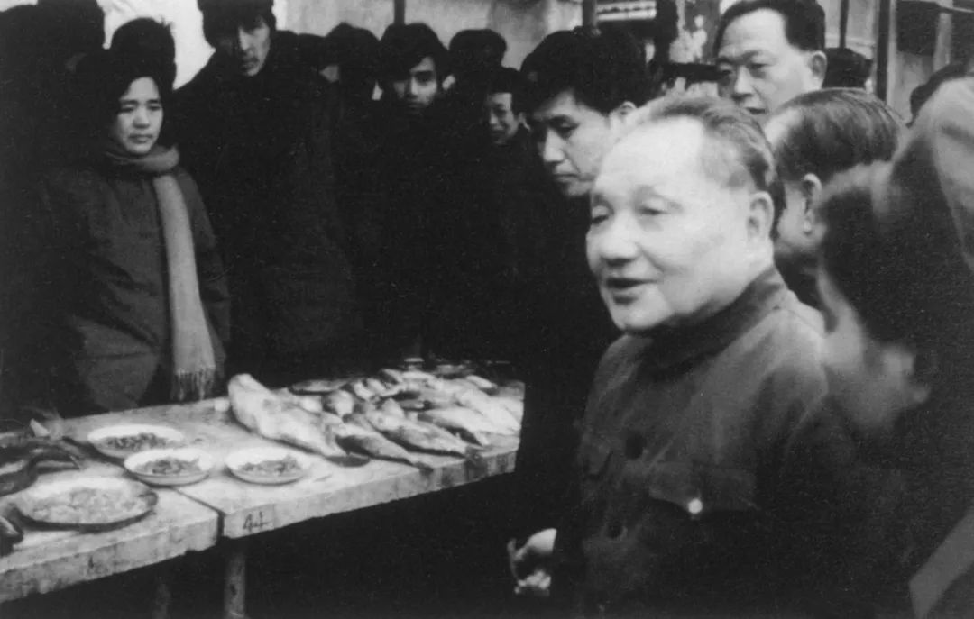 1983年2月21日,邓小平视察上海静安区胶州路农贸市场