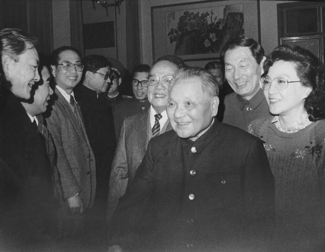 1990年1月,邓小平在上海,他对上海浦东开发的准备工作表示满意。回京后,他建议中央作出开发浦东的决策