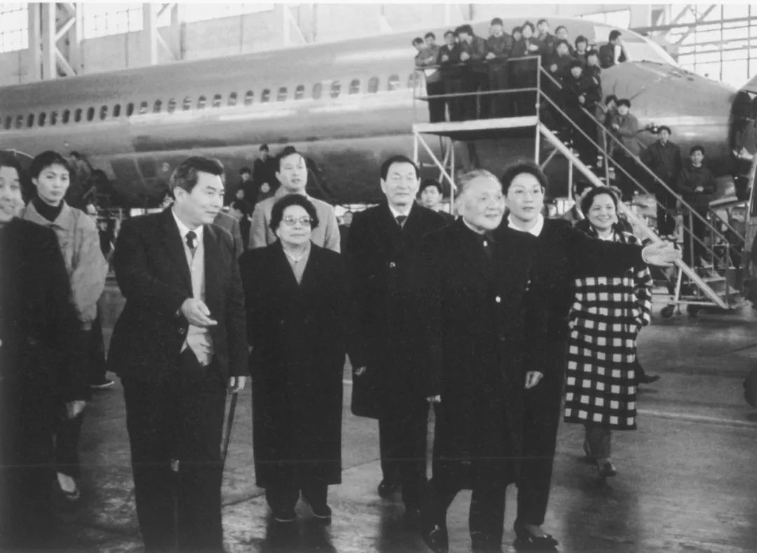 1991年1月31日,邓小平视察上海航空工业公司上海飞机制造厂大场分厂