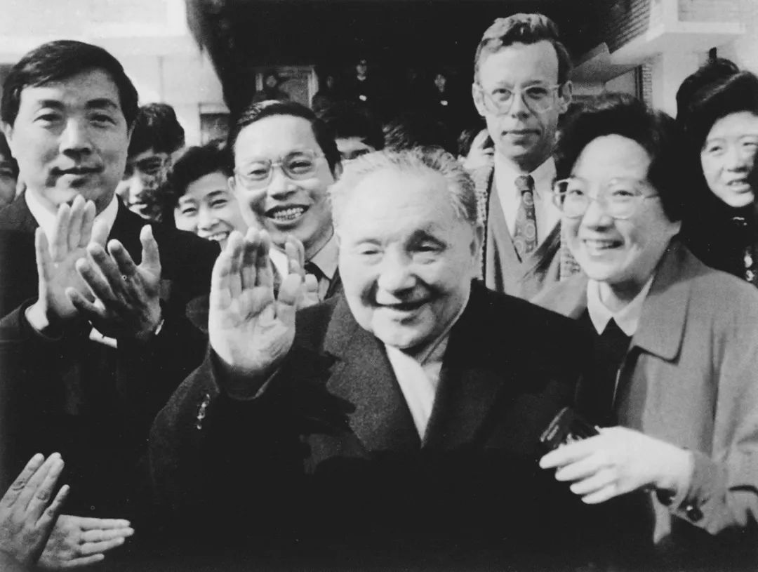 1992年2月,邓小平向上海贝岭微电子制造有限公司的青年员工挥手致意