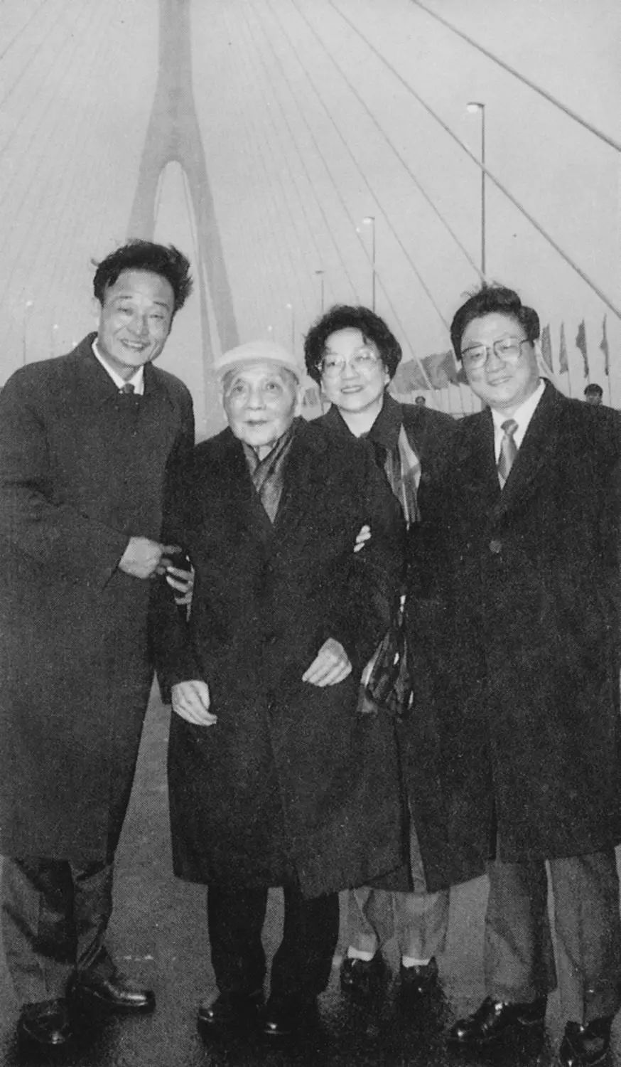 1993年12月13日,邓小平视察杨浦大桥