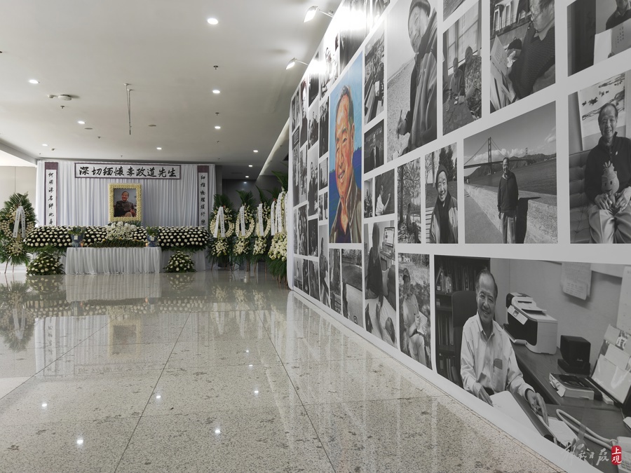 前厅瞻仰吊唁。徐瑞哲 摄