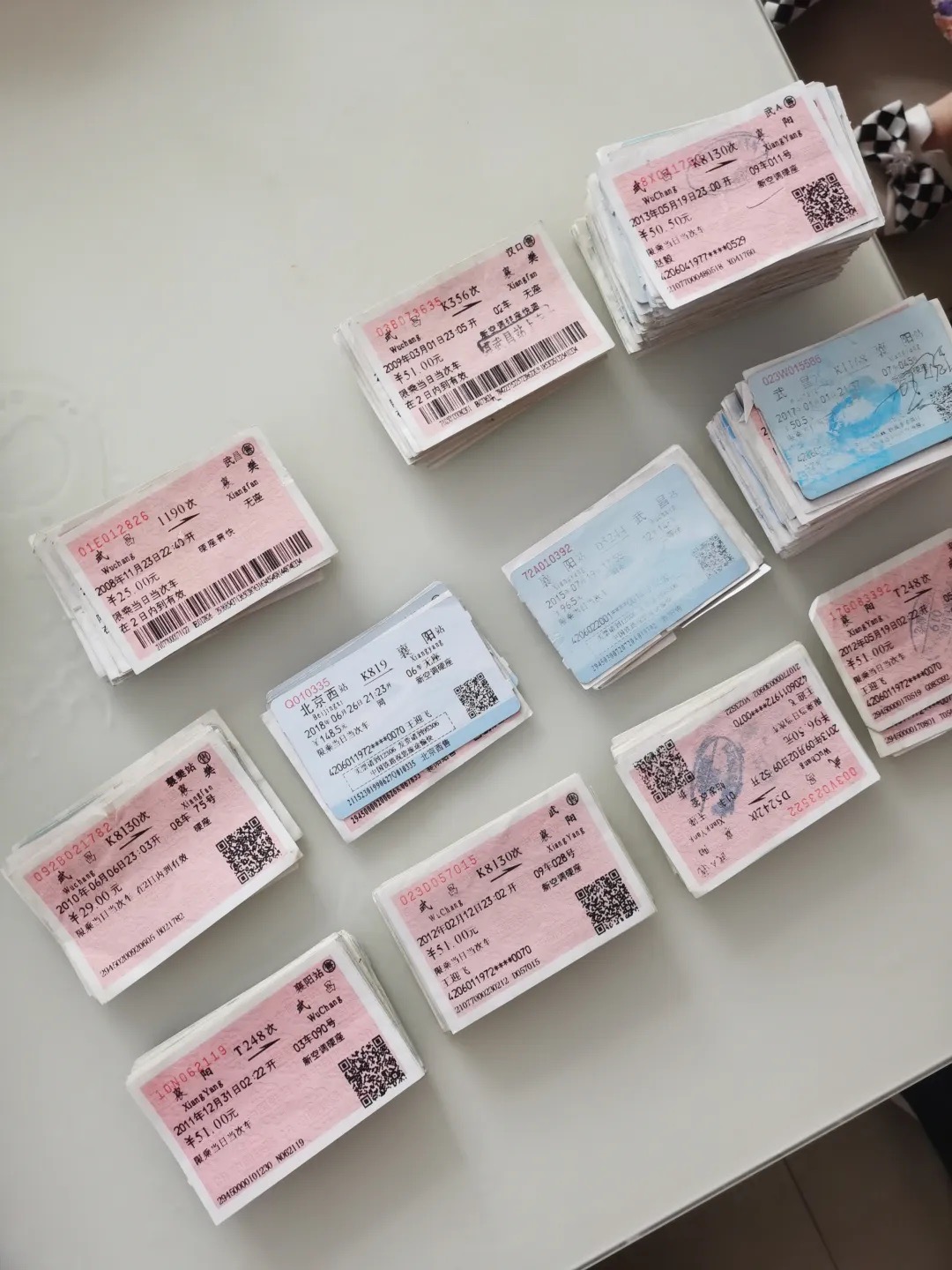 王宗源父母积攒下探望儿子的392张火车票。