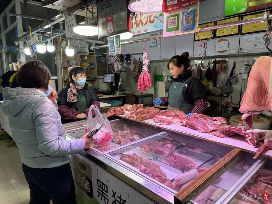 跃康菜市场的肉摊都更换了灯具