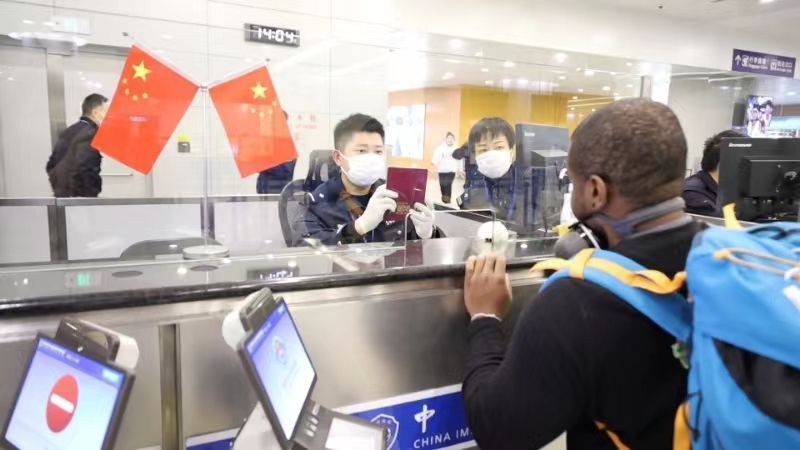 12月1日，首批享受六国免签政策的旅客在上海浦东国际机场边检入境大厅接受查验。来源：新华社