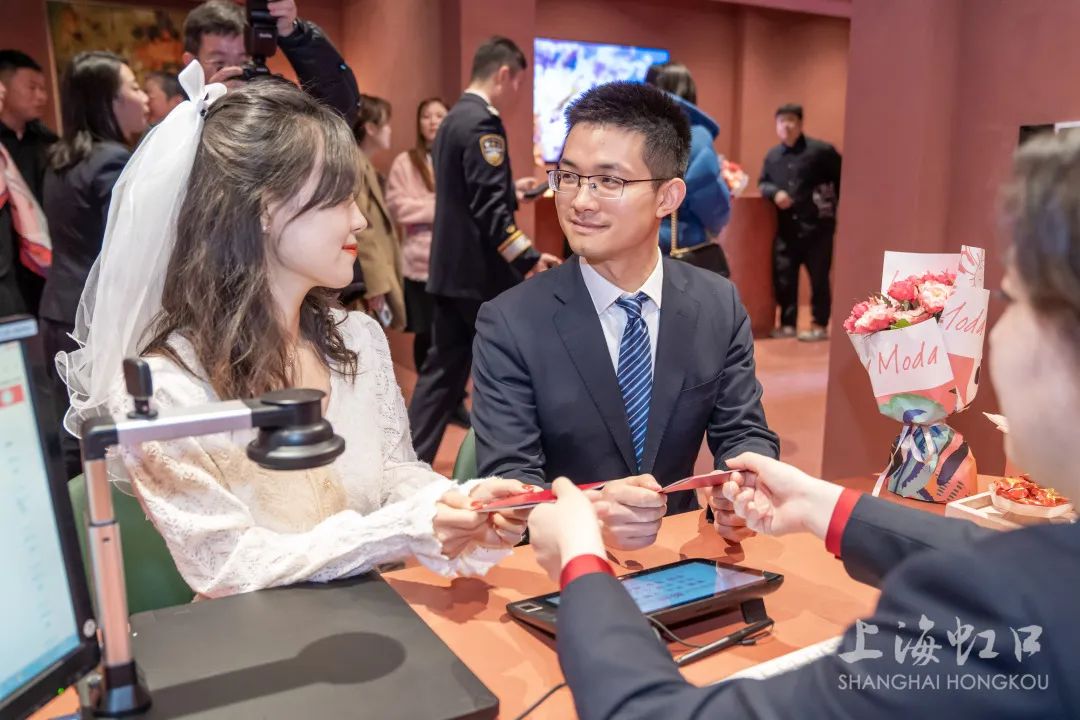 新人在虹口区甜爱路婚姻登记分中心登记结婚。