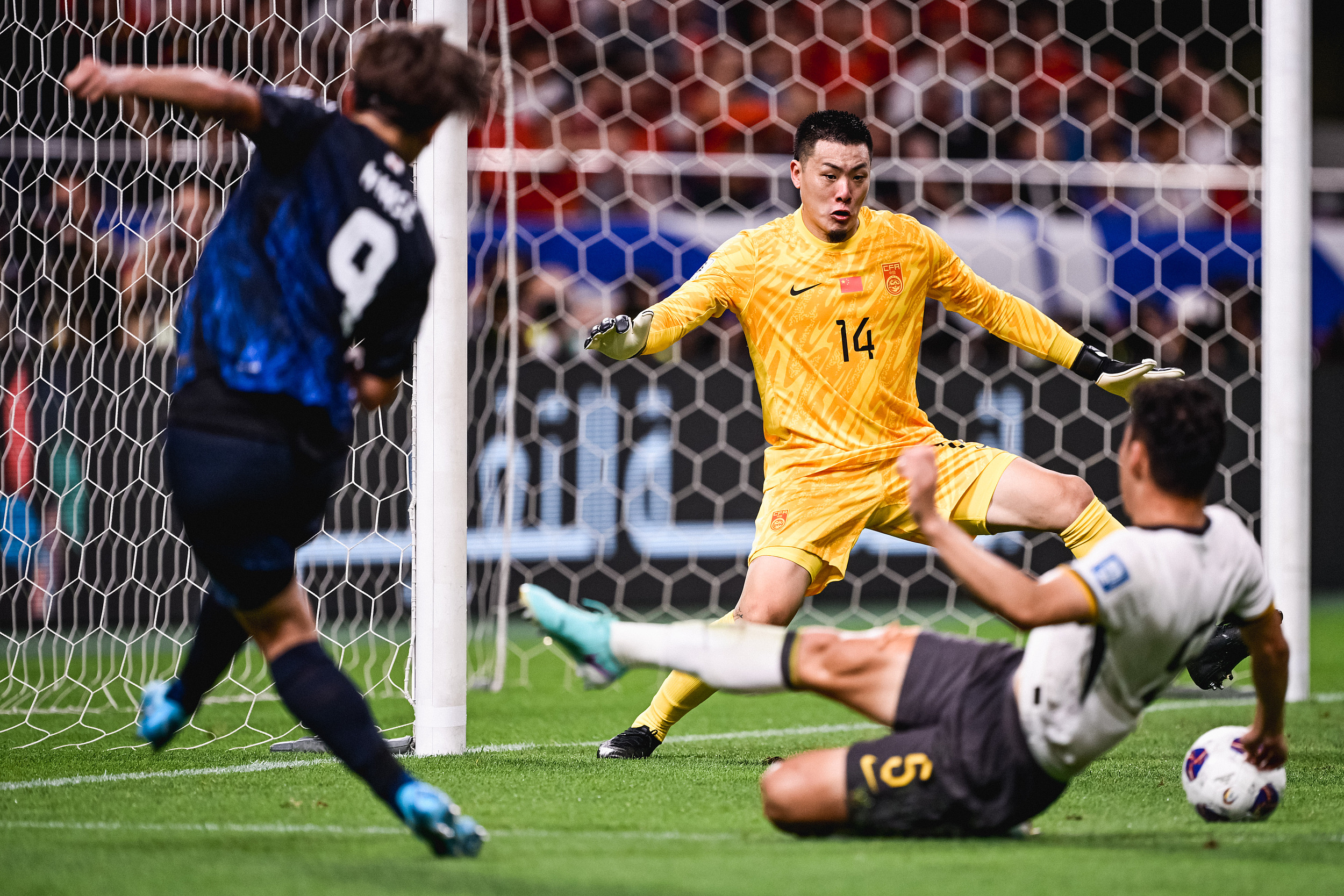 对阵强队失利后 球迷情绪波动但多数仍选择坚守支持