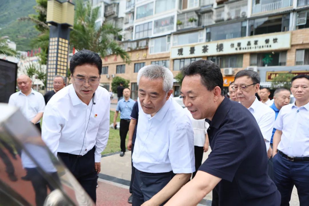9月8日下午,邵鸿一行在泸定县龙吟半岛调研。